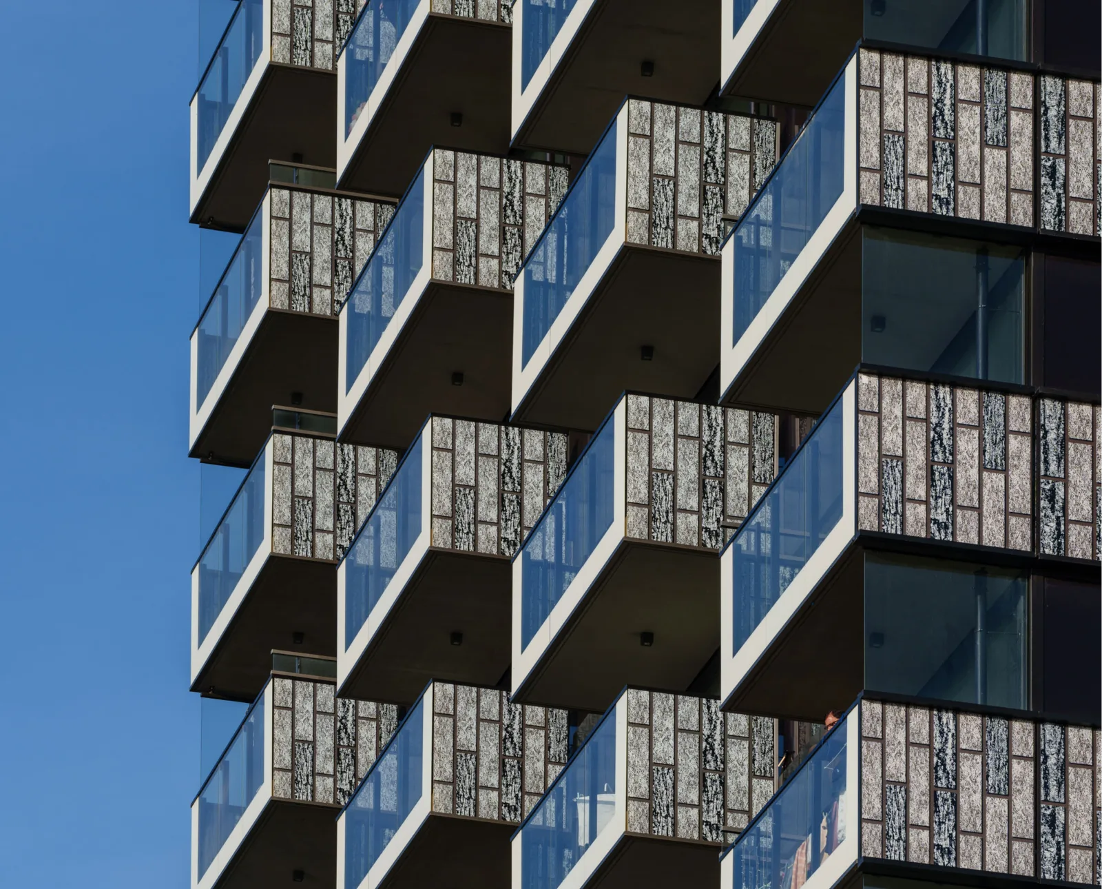 Balkons van woontoren Justus, Sluisbuurt Amsterdam